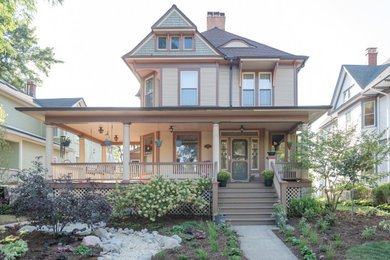 Inspiration for a medium sized victorian house exterior in Chicago.