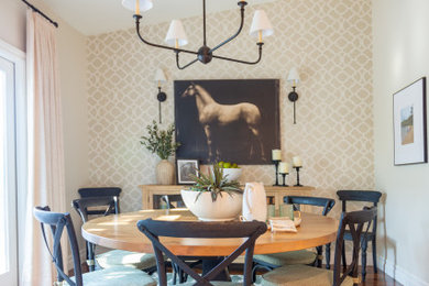 Imagen de comedor clásico con con oficina, paredes beige, suelo de madera en tonos medios, suelo marrón y papel pintado