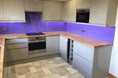 Vibrant purple kitchen splshabck