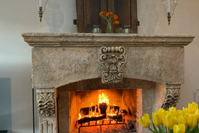 モントリオールにある中くらいな地中海スタイルのおしゃれなLDK (標準型暖炉、石材の暖炉まわり) の写真