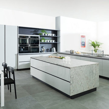 G590 Gris Claro Brillo / Roble Humo