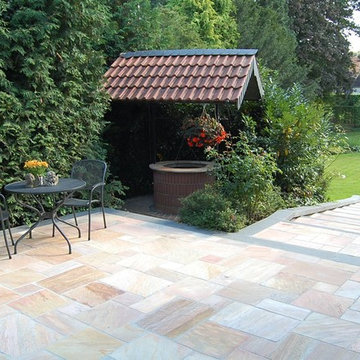 Terrasse mit Gartentreppe aus Naturstein