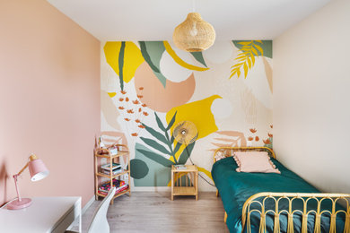 Inspiration pour une chambre de fille de 4 à 10 ans design avec un mur rose, un sol en contreplaqué et du papier peint.