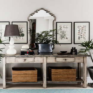 Eklektisk inredning av en stor foajé, med beige väggar, klinkergolv i keramik och en enkeldörr