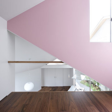 娘さんの部屋の壁は柔らかなピンクで