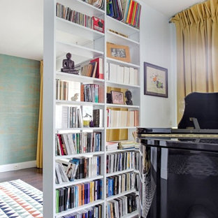 クレルモン・フェランの広いコンテンポラリースタイルのLDKの画像 (青い壁、濃色無垢フローリング、茶色い床)