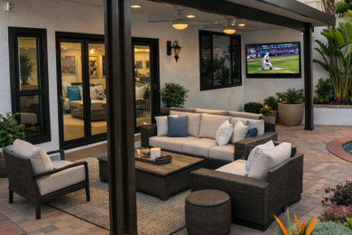 Example of a minimalist patio design in Orange County