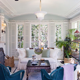 Immagine di una piccola veranda vittoriana con camino classico, soffitto classico e pavimento grigio