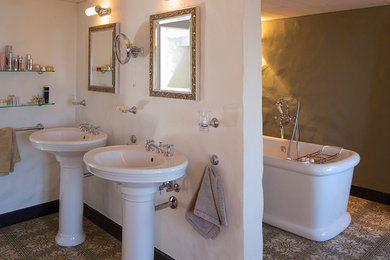 Klassisches Badezimmer in Sonstige