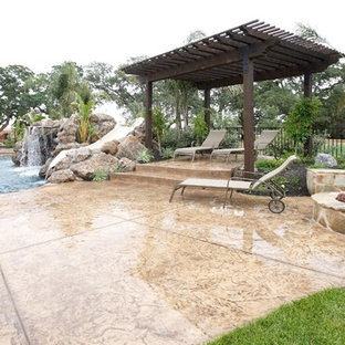 Großer Klassischer Pool hinter dem Haus in individueller Form mit Wasserspiel und Stempelbeton in Boston