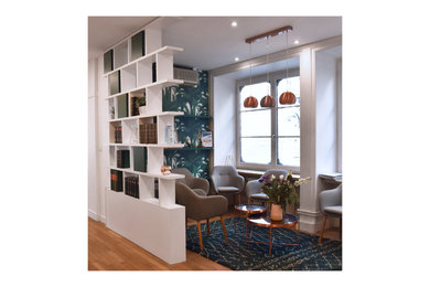 Cette image montre un salon design de taille moyenne avec parquet clair.