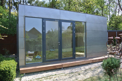 Inspiration for a mid-sized industrial detached granny flat in Munich.