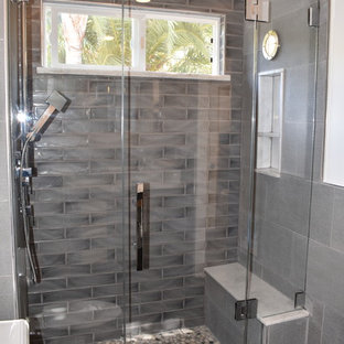 Foto di una piccola stanza da bagno per bambini moderna con doccia alcova, WC monopezzo, piastrelle grigie, piastrelle in gres porcellanato, pareti grigie, pavimento in ardesia, lavabo sottopiano, top in marmo, pavimento nero e porta doccia a battente