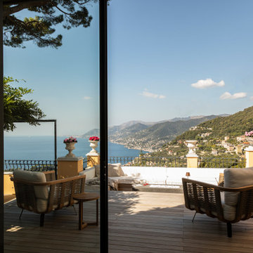 Terrazza Panoramica sul Mare: Zona Living Outdoor con Decking in Legno