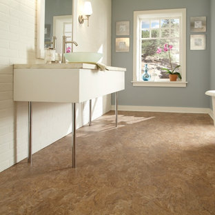 Idee per una stanza da bagno con doccia moderna di medie dimensioni con ante lisce, ante bianche, pareti blu, pavimento in sughero e pavimento beige