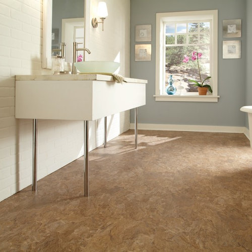 Salle de bain moderne avec un sol en liège Photos et idées déco de salles de bain