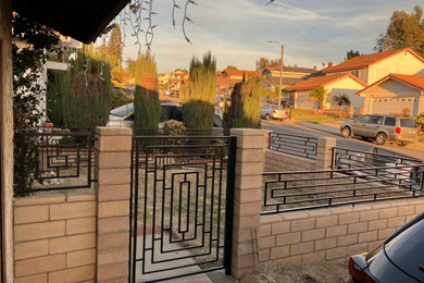 Inspiration for a modern exterior home remodel in Los Angeles
