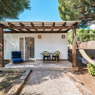 Modelo de terraza mediterránea, en patio trasero, con pérgola