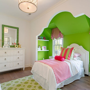 Modelo de dormitorio infantil de 4 a 10 años, clásico renovado, de tamaño medio, con paredes verdes y suelo de madera en tonos medios