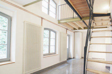 Kleines Modernes Wohnzimmer im Loft-Stil mit Keramikboden, grauem Boden und Holzdecke in Berlin
