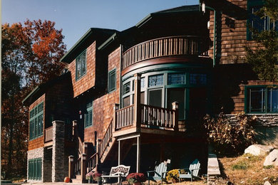 Modelo de fachada marrón de estilo americano de tres plantas con revestimiento de madera