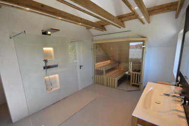 Wellnessbad in Dachgeschoss mit freistehender Badewanne und Sauna