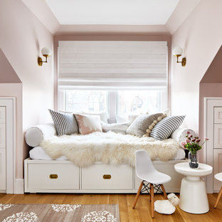 Großes Klassisches Jugendzimmer mit Schlafplatz, rosa Wandfarbe, braunem Holzboden und braunem Boden in Los Angeles