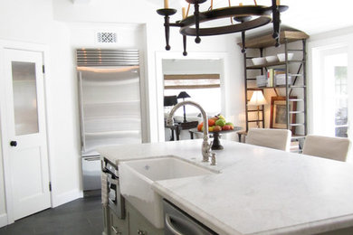 Kitchen - traditional kitchen idea in Los Angeles