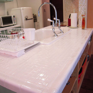 Inspiration pour une arrière-cuisine parallèle traditionnelle de taille moyenne avec un évier posé, un placard avec porte à panneau encastré, des portes de placards vertess, un plan de travail en carrelage, un électroménager blanc, une péninsule et un plan de travail blanc.