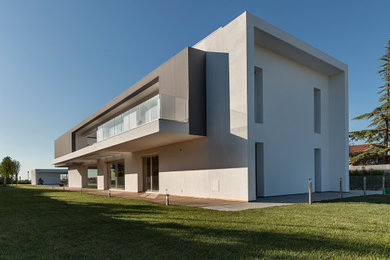 This is an example of a contemporary home design in Bari.
