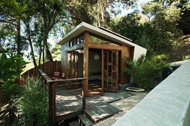 Mid-century modern detached shed photo in Los Angeles