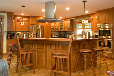 Kitchen - traditional kitchen idea in Cleveland