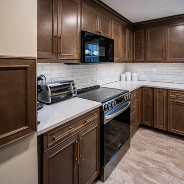 Maple Stained Shaker Kitchen Cabinets with Peninsula Bar