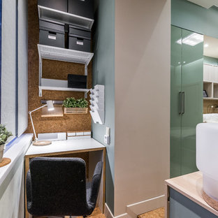 Idéer för att renovera ett funkis hemmabibliotek, med korkgolv, ett fristående skrivbord och beiget golv