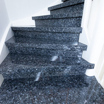 So einfach kann modernisieren sein. Teppich raus. Granit Blue Pearl rein.