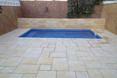 Modelo de casa de la piscina y piscina alargada rústica pequeña rectangular en patio trasero
