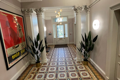 グラスゴーにあるラグジュアリーな広いヴィクトリアン調のおしゃれな玄関ホールの写真