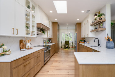 Example of a farmhouse home design design in Phoenix