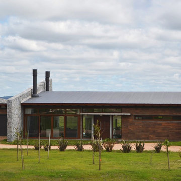 Fachada Principal en madera y piedra