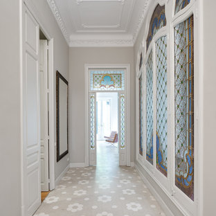 Diseño de recibidores y pasillos mediterráneos con paredes grises y suelo gris