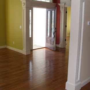 Inspiration för en liten eklektisk ingång och ytterdörr, med gröna väggar, en enkeldörr, mörk trädörr och ljust trägolv