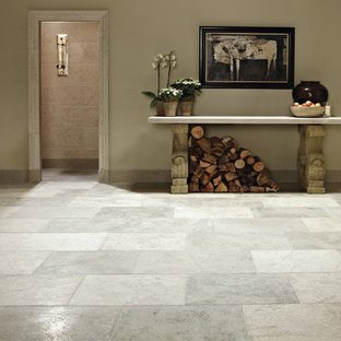 Inredning av en klassisk hall, med grått golv och kalkstensgolv