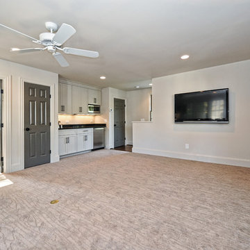 Detached Garage & Apartment
