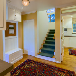 Keller mit beiger Wandfarbe und gelbem Boden Ideen, Design & Bilder