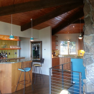 他の地域の中サイズのミッドセンチュリースタイルのおしゃれなウェットバー (オープンシェルフ、中間色木目調キャビネット、珪岩カウンター、黄色いキッチンパネル、ガラスタイルのキッチンパネル、濃色無垢フローリング) の写真