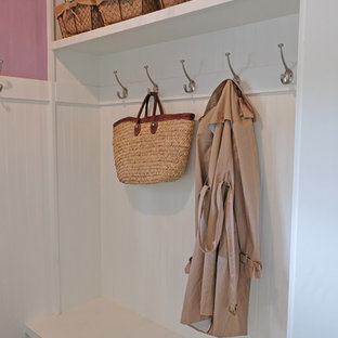 シカゴの小さいトランジショナルスタイルのおしゃれなマッドルーム (紫の壁、セラミックタイルの床) の写真