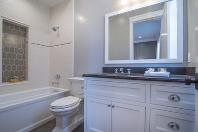 Example of a classic bathroom design in Los Angeles