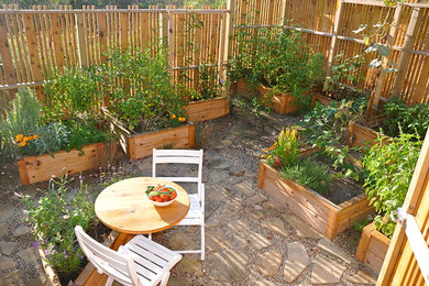 Inspiration for a traditional landscaping in Grand Rapids.
