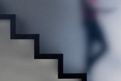 Пример оригинального дизайна: лестница среднего размера в стиле модернизм