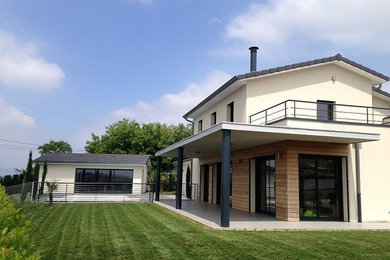Idée de décoration pour une façade de maison design.